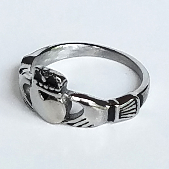Women’s Hand Pattern Ring - Picture 2 of 4